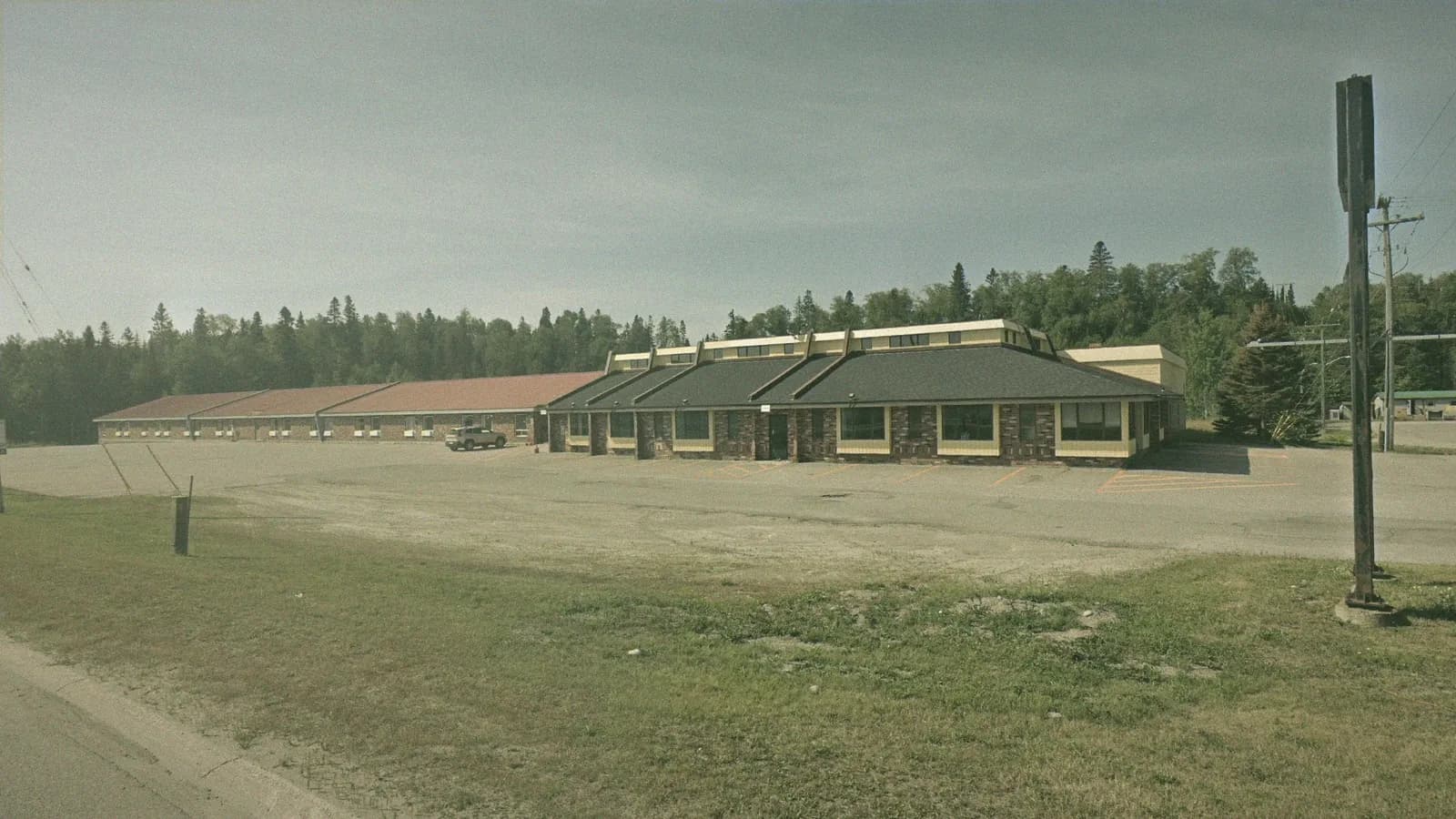 Zero-100 Motel, 37 Peninsula Rd, Marathon, the building DriveTest uses as its Marathon travel point, seen from the street